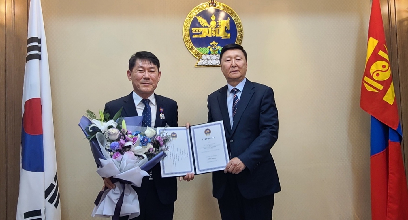 Mongolian Government Awards the Medal of Friendship to the President of LOGODI  큰 이미지[마우스 클릭 시 창닫기]