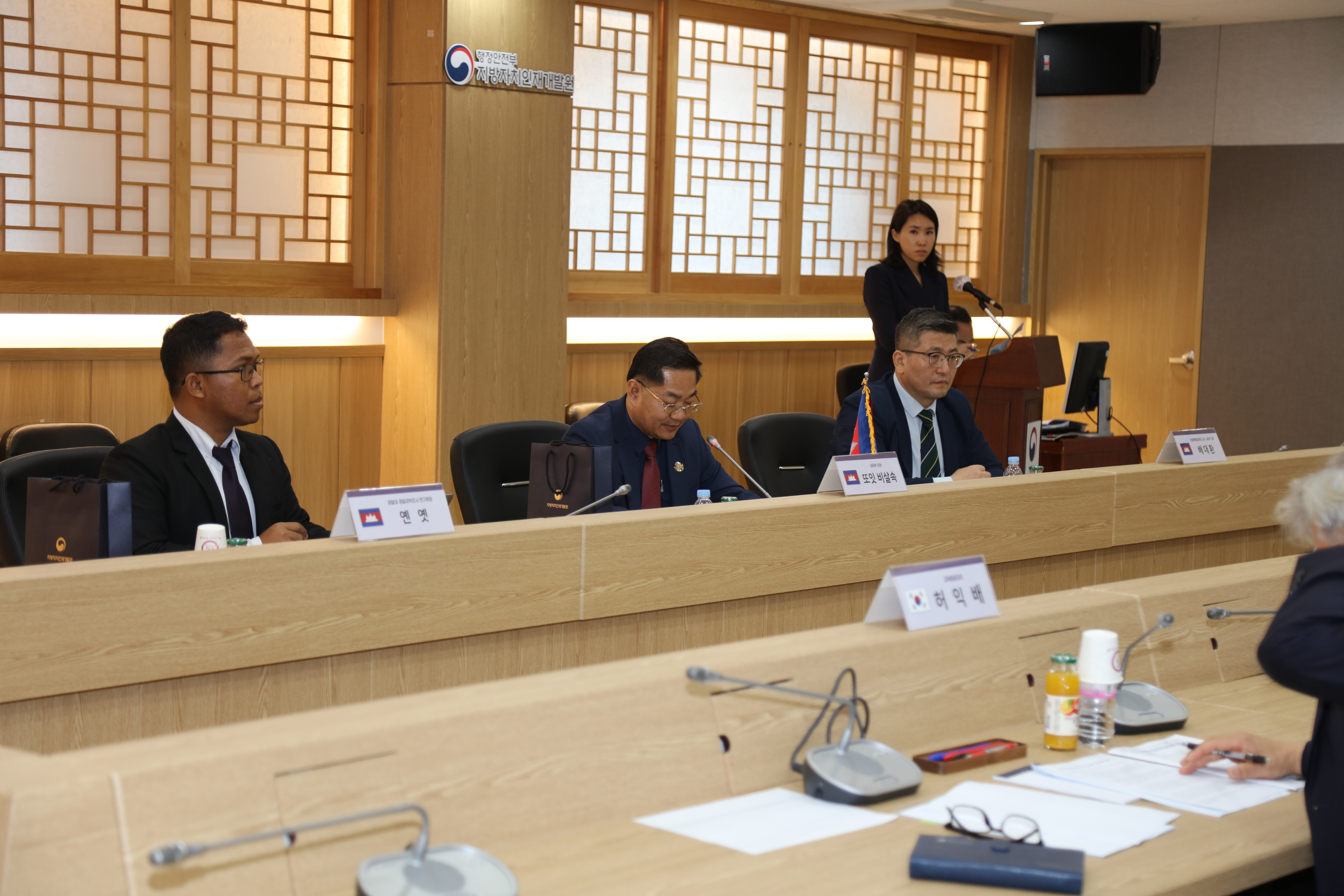 Cambodian Secretary of State from the Ministry of Interior visits to LOGODI